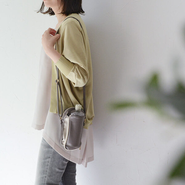 飲み物なしでは出歩けない！街歩き、運動会、お散歩、旅行にも、ハンズフリーでドリンクを持ち歩けるスマホショルダー[PR]