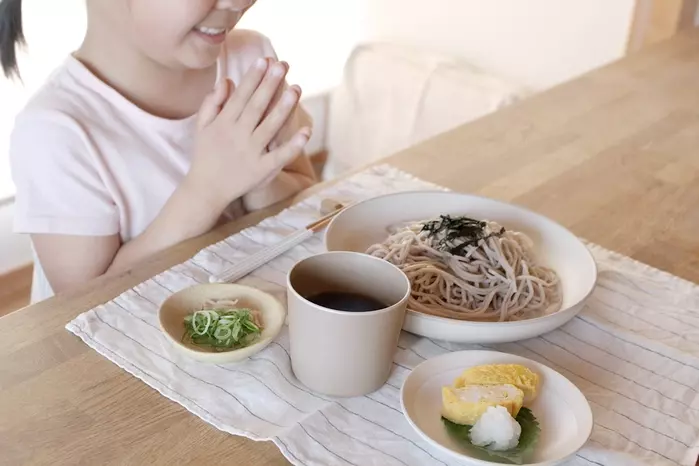 ひんやり麺が映える！夏の食卓の盛り上げに「割れないそば皿＆そば猪口」