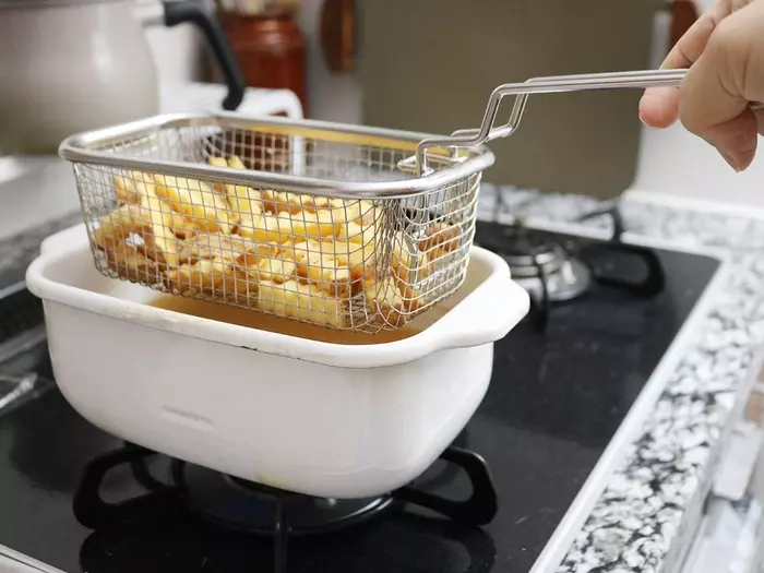 まるでお店みたい!ついつい手が止まらなくなるカリッとホクホク「フライドポテトの作り方」