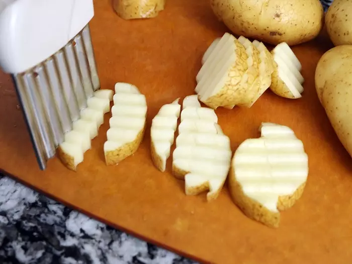 まるでお店みたい!ついつい手が止まらなくなるカリッとホクホク「フライドポテトの作り方」