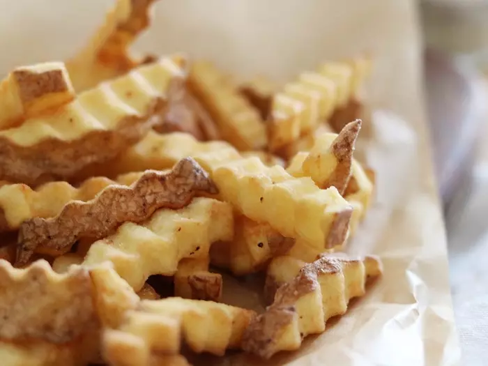 まるでお店みたい!ついつい手が止まらなくなるカリッとホクホク「フライドポテトの作り方」