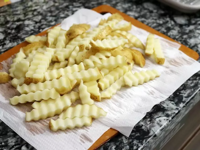 まるでお店みたい!ついつい手が止まらなくなるカリッとホクホク「フライドポテトの作り方」