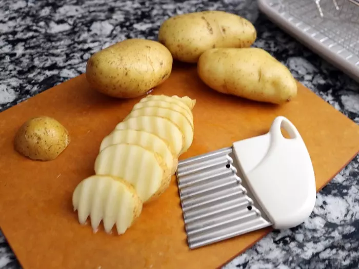 まるでお店みたい!ついつい手が止まらなくなるカリッとホクホク「フライドポテトの作り方」