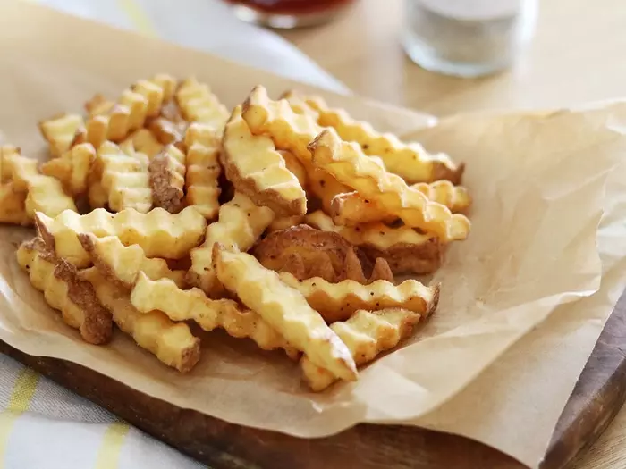 まるでお店みたい!ついつい手が止まらなくなるカリッとホクホク「フライドポテトの作り方」