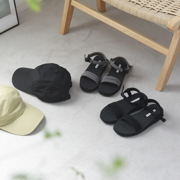 スニーカーからサンダルへ、足元から軽やかにチェンジ！[PR]