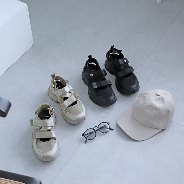 スニーカーからサンダルへ、足元から軽やかにチェンジ！[PR]