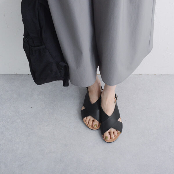 スニーカーからサンダルへ、足元から軽やかにチェンジ！[PR]