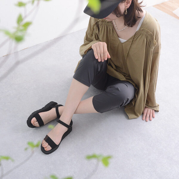 スニーカーからサンダルへ、足元から軽やかにチェンジ！[PR]