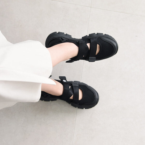 スニーカーからサンダルへ、足元から軽やかにチェンジ！[PR]