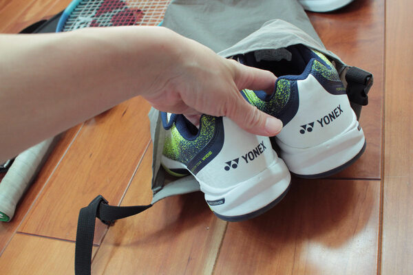 旅行や習い事でも、さまざまなシーンで活躍する。サイズ調節可能な「bon moment シューズケース」[PR]