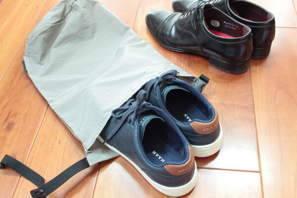 旅行や習い事でも、さまざまなシーンで活躍する。サイズ調節可能な「bon moment シューズケース」[PR]