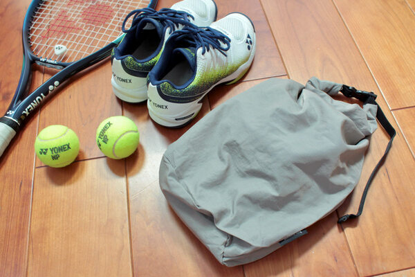 旅行や習い事でも、さまざまなシーンで活躍する。サイズ調節可能な「bon moment シューズケース」[PR]