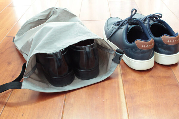 旅行や習い事でも、さまざまなシーンで活躍する。サイズ調節可能な「bon moment シューズケース」[PR]