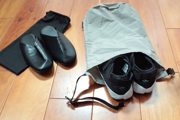 旅行や習い事でも、さまざまなシーンで活躍する。サイズ調節可能な「bon moment シューズケース」[PR]