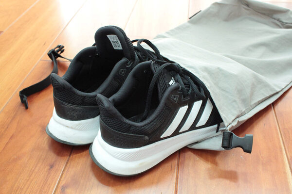 旅行や習い事でも、さまざまなシーンで活躍する。サイズ調節可能な「bon moment シューズケース」[PR]