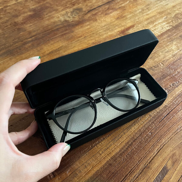 「丸めのフレーム×淡いレンズ」が今っぽい。 サングラスにもトレンドを取り入れてみませんか？[PR]