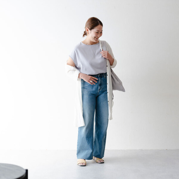 カジュアルにもきれいめにも着こなせる、Tシャツブラウス＆バンザイドルマン。あなたはどっち派？[PR]