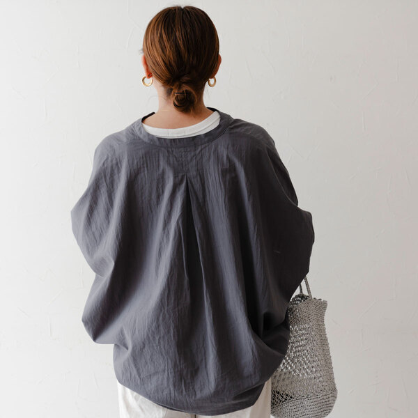 カジュアルにもきれいめにも着こなせる、Tシャツブラウス＆バンザイドルマン。あなたはどっち派？[PR]