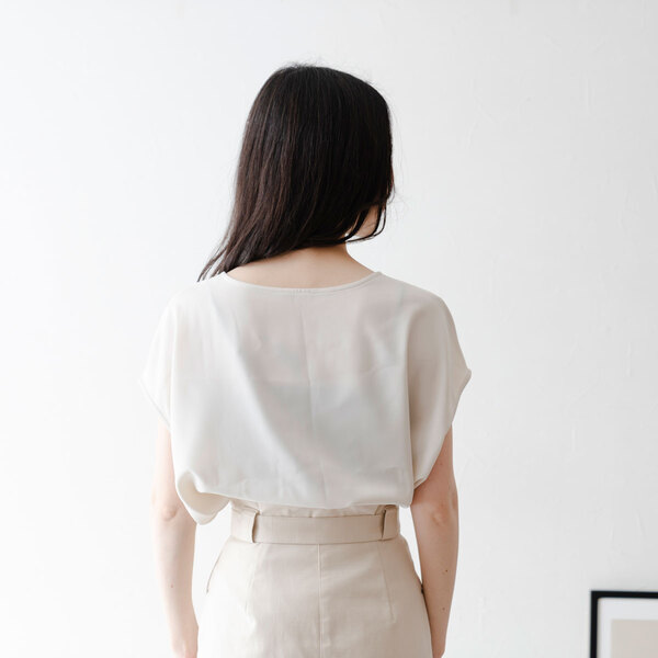 カジュアルにもきれいめにも着こなせる、Tシャツブラウス＆バンザイドルマン。あなたはどっち派？[PR]