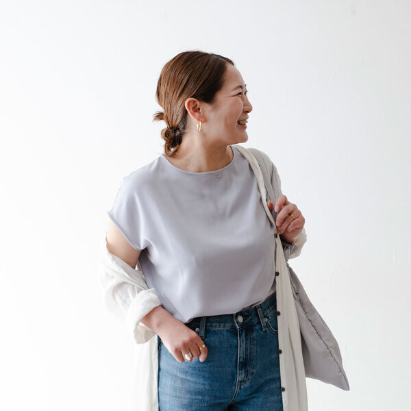 カジュアルにもきれいめにも着こなせる、Tシャツブラウス＆バンザイドルマン。あなたはどっち派？[PR]