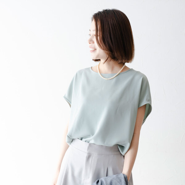 カジュアルにもきれいめにも着こなせる、Tシャツブラウス＆バンザイドルマン。あなたはどっち派？[PR]