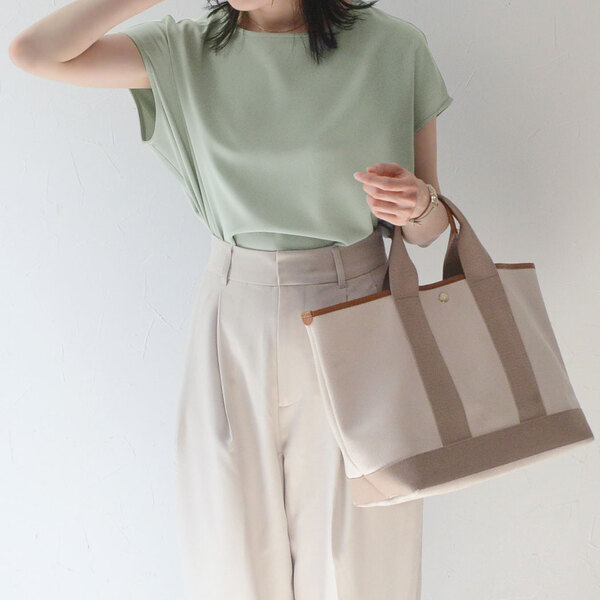 カジュアルにもきれいめにも着こなせる、Tシャツブラウス＆バンザイドルマン。あなたはどっち派？[PR]