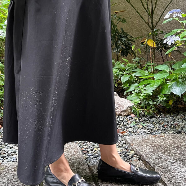 結論、雨でも晴れでもOK！トップスで印象自在な「撥水スカート」コーデ[PR]