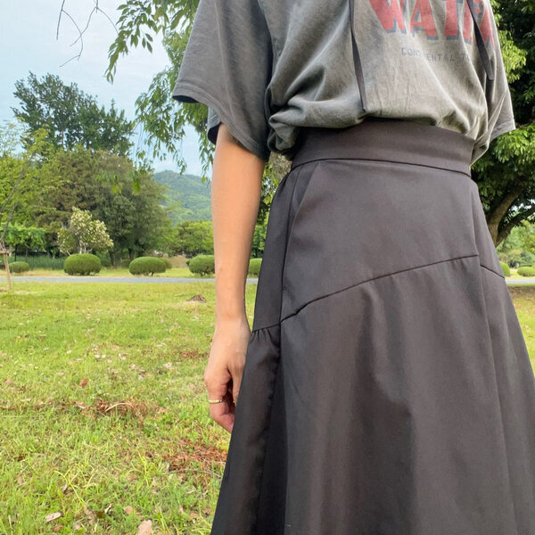 結論、雨でも晴れでもOK！トップスで印象自在な「撥水スカート」コーデ[PR]