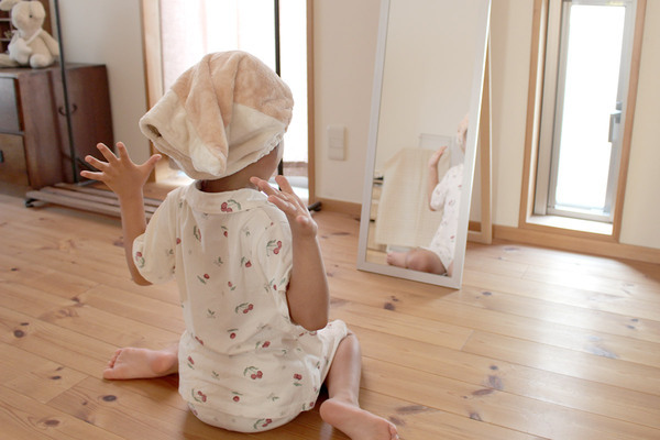 「濡れたままウロウロしない！」自由なキッズには、瞬間吸水タオル＆キャップで先手必勝[PR]