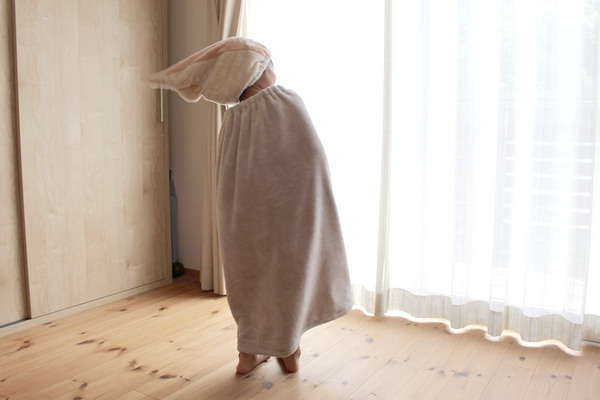 「濡れたままウロウロしない！」自由なキッズには、瞬間吸水タオル＆キャップで先手必勝[PR]