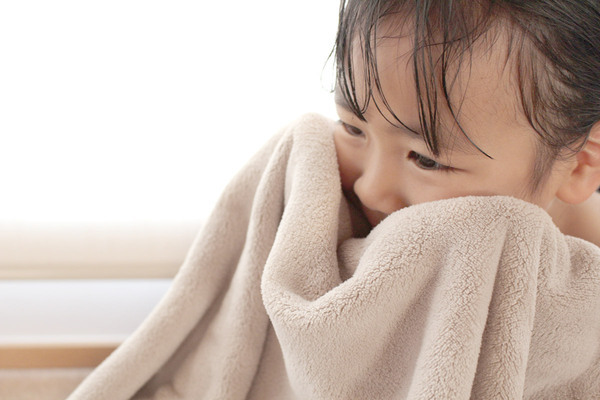 「濡れたままウロウロしない！」自由なキッズには、瞬間吸水タオル＆キャップで先手必勝[PR]