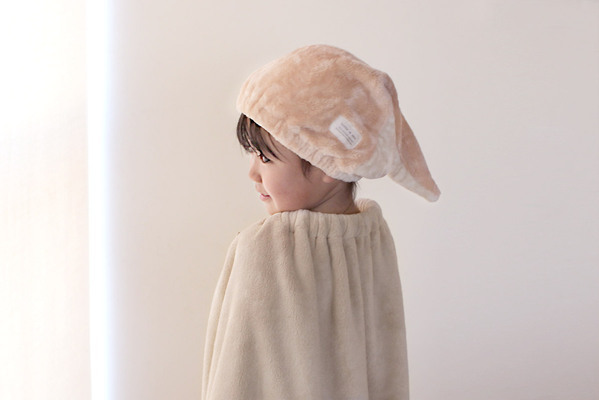 「濡れたままウロウロしない！」自由なキッズには、瞬間吸水タオル＆キャップで先手必勝[PR]