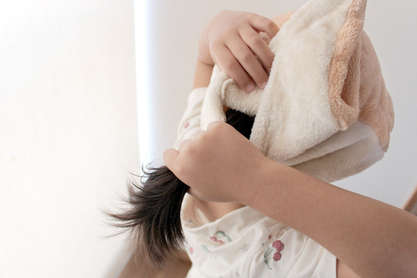 「濡れたままウロウロしない！」自由なキッズには、瞬間吸水タオル＆キャップで先手必勝[PR]