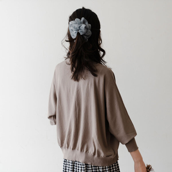 日よけや冷房対策に。真夏にこそ毎日持ち歩きたいカーディガンを、スタッフがコーディネート！[PR]