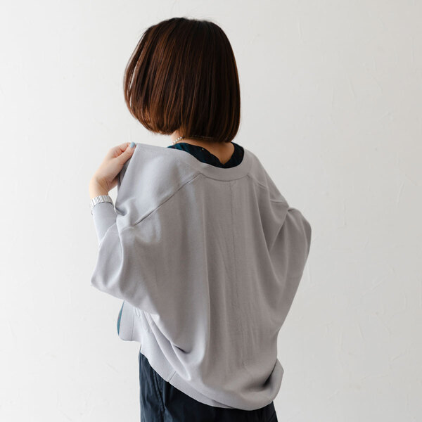 日よけや冷房対策に。真夏にこそ毎日持ち歩きたいカーディガンを、スタッフがコーディネート！[PR]