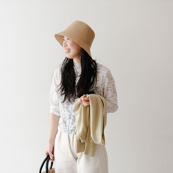 日よけや冷房対策に。真夏にこそ毎日持ち歩きたいカーディガンを、スタッフがコーディネート！[PR]