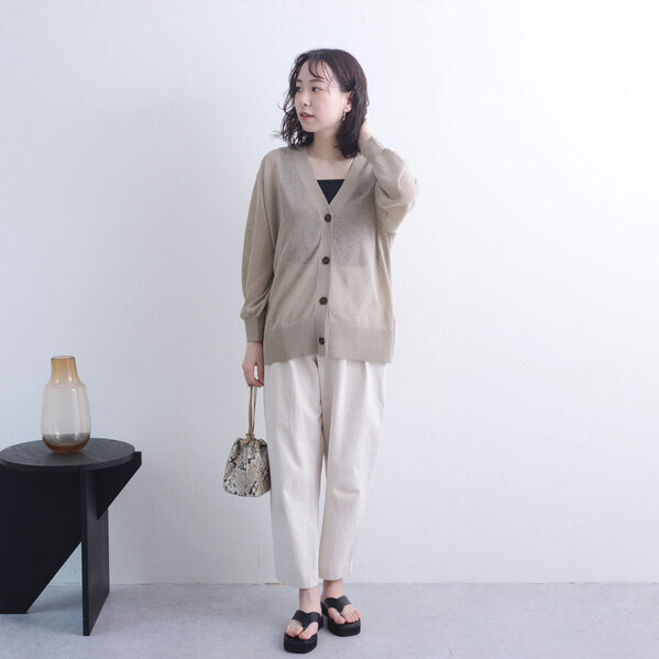 日よけや冷房対策に。真夏にこそ毎日持ち歩きたいカーディガンを、スタッフがコーディネート！[PR]