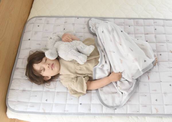 暑がりさんも、ぐっすりおやすみ。夏のお昼寝にぴったりなキッズひんやり寝具のはなし【インスタグラマーさんのもの選び】[PR]