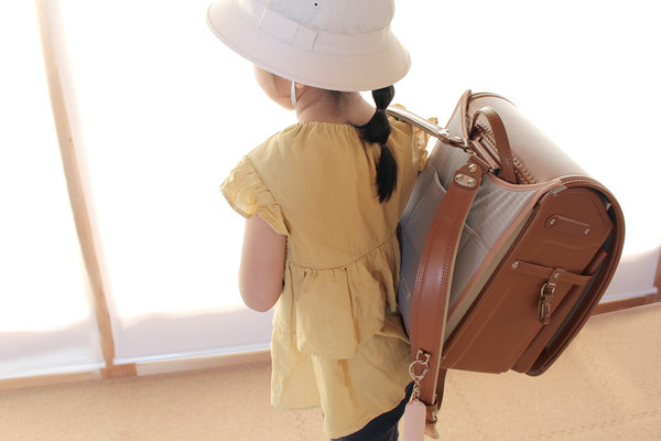 通学の背中汗＆蒸れ対策に。「クッカヤプー　ひんやりランドセルパッド」をプラスワン！[PR]