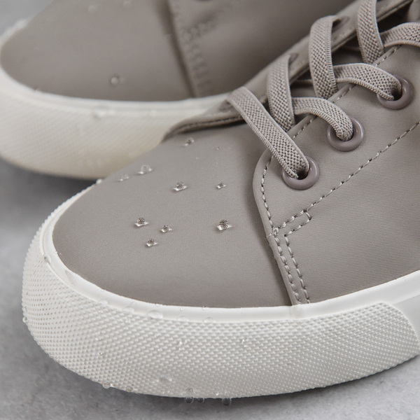 ジメジメ気分を吹き飛ばす！雨を弾く「スカート＆シューズ」をスタッフがコーディネート[PR]