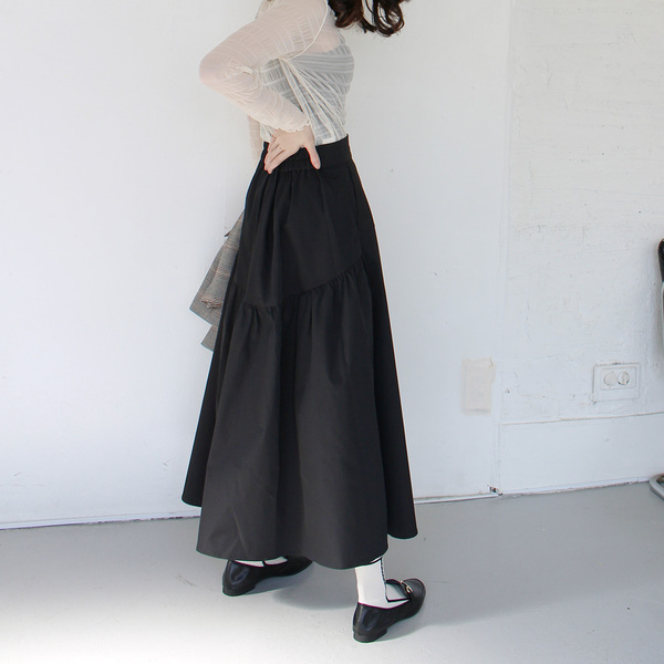 ジメジメ気分を吹き飛ばす！雨を弾く「スカート＆シューズ」をスタッフがコーディネート[PR]