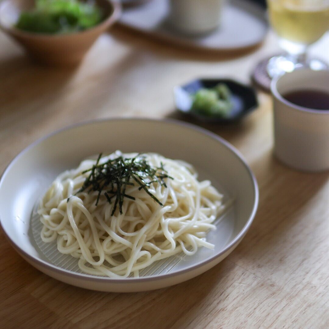 冷たい麺が美味しい季節！軽い・割れない・レンジOKで、ガンガン使えるスタメン食器のはなし【インスタグラマーさんのもの選び】