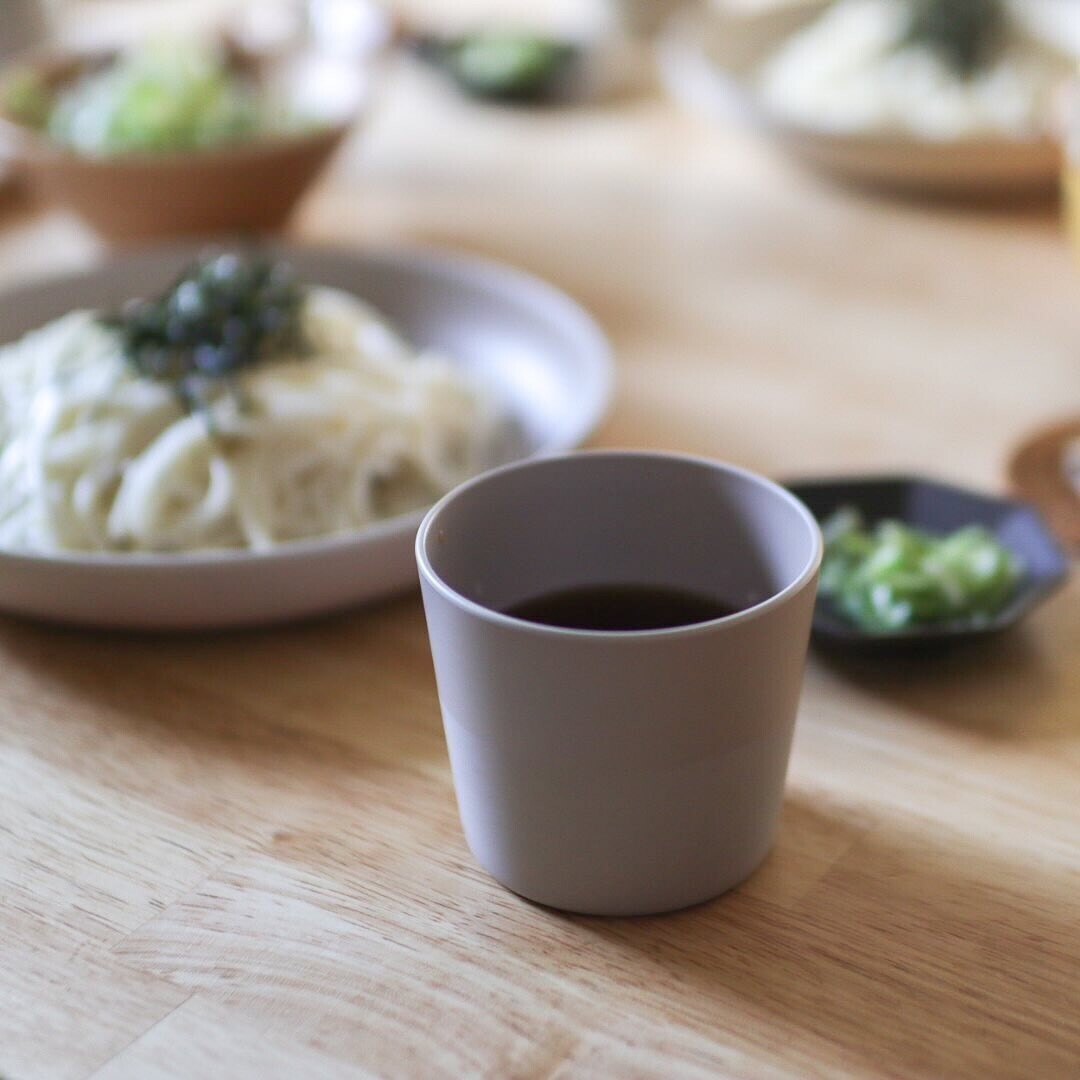 冷たい麺が美味しい季節！軽い・割れない・レンジOKで、ガンガン使えるスタメン食器のはなし【インスタグラマーさんのもの選び】