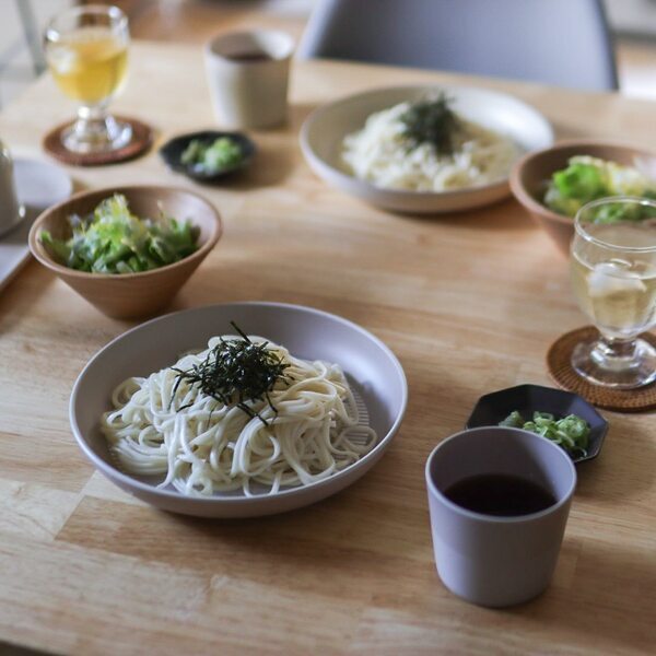 冷たい麺が美味しい季節！軽い・割れない・レンジOKで、ガンガン使えるスタメン食器のはなし【インスタグラマーさんのもの選び】[PR]