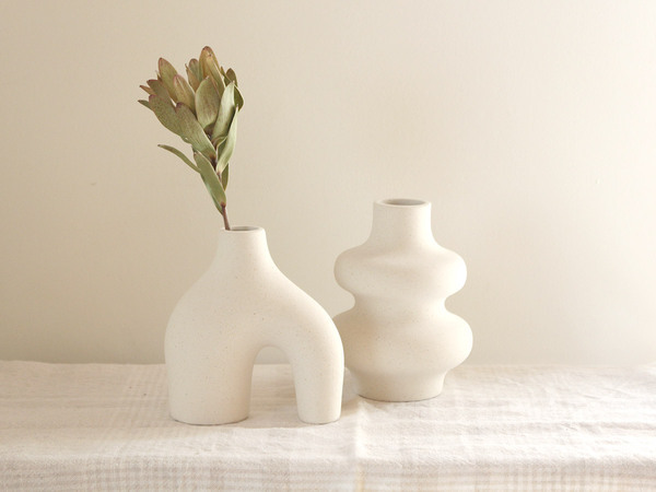 もっと気ままに。「オブジェにもなるフラワーベース」で、ゆるりと緑のある暮らし[PR]