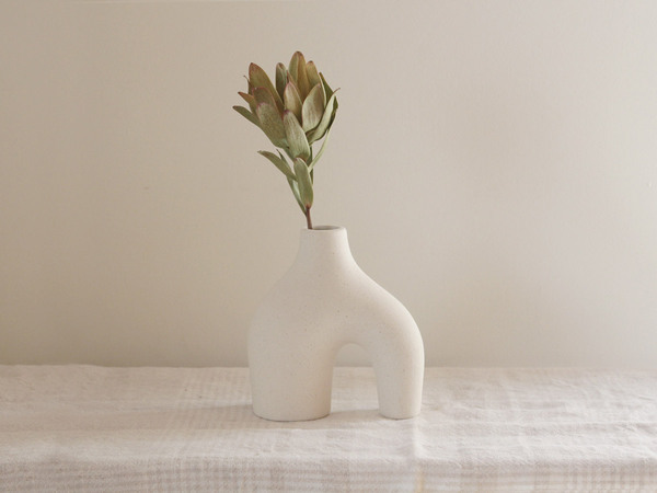 もっと気ままに。「オブジェにもなるフラワーベース」で、ゆるりと緑のある暮らし[PR]