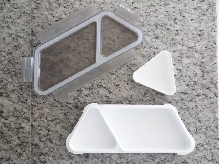 夏休みのキッズ弁当に!詰めるだけでおにぎり弁当が完成する、フードマンの薄型お弁当箱