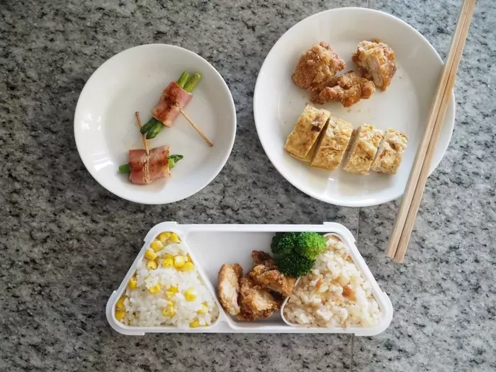 夏休みのキッズ弁当に!詰めるだけでおにぎり弁当が完成する、フードマンの薄型お弁当箱