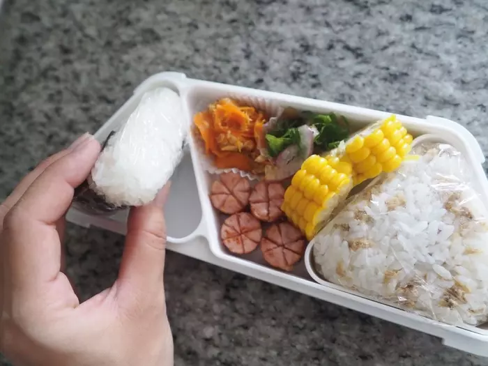 夏休みのキッズ弁当に!詰めるだけでおにぎり弁当が完成する、フードマンの薄型お弁当箱