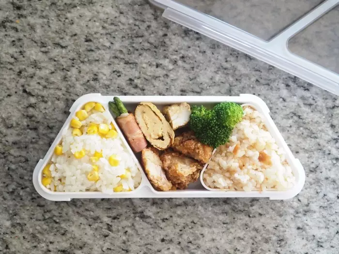 夏休みのキッズ弁当に!詰めるだけでおにぎり弁当が完成する、フードマンの薄型お弁当箱
